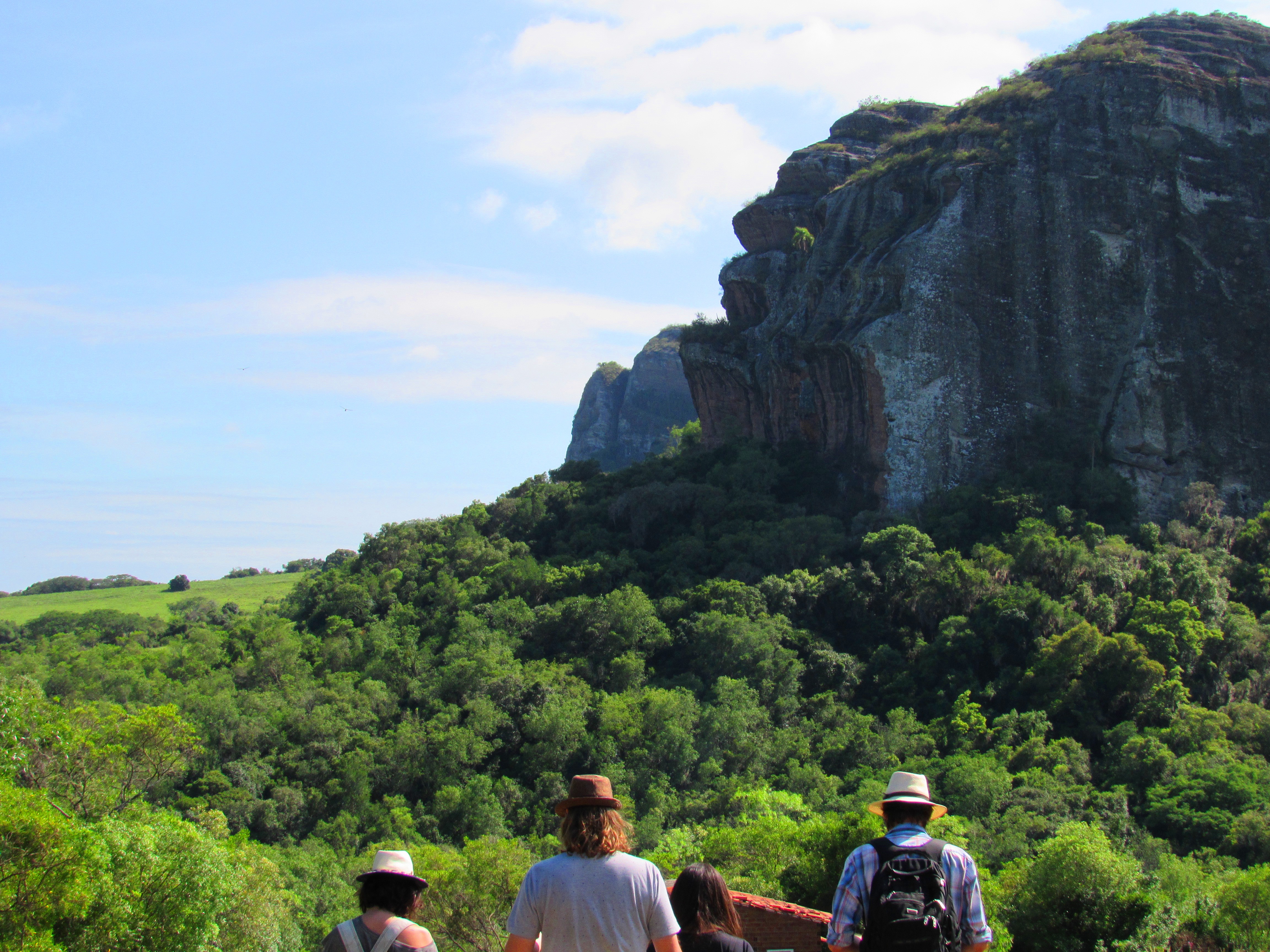 Grupo passeia pelas belezas do Parque Natural Municipal Pedra do Segredo. A Pedra do Segredo se destaca ao fundo. Foto: Jackeline Moreira. Foto: Jackeline Moreira