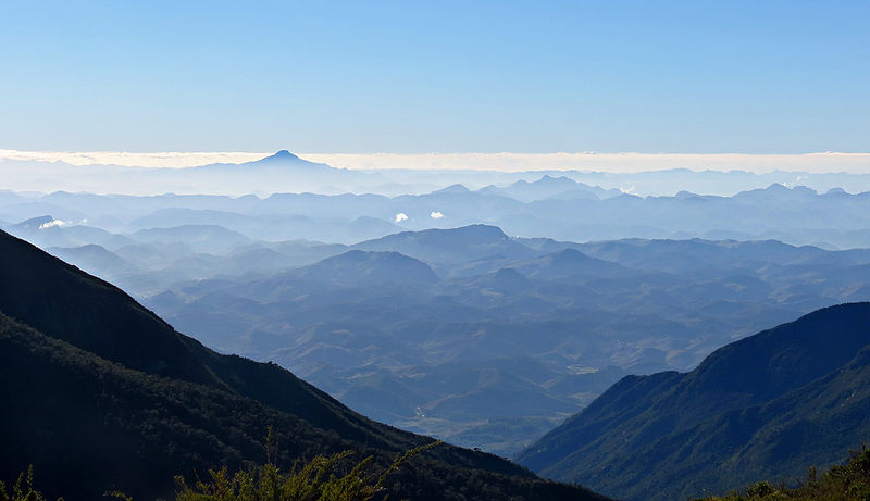 Arquivo:Vista durante a trilha para o Pico da Bandeira.jpeg