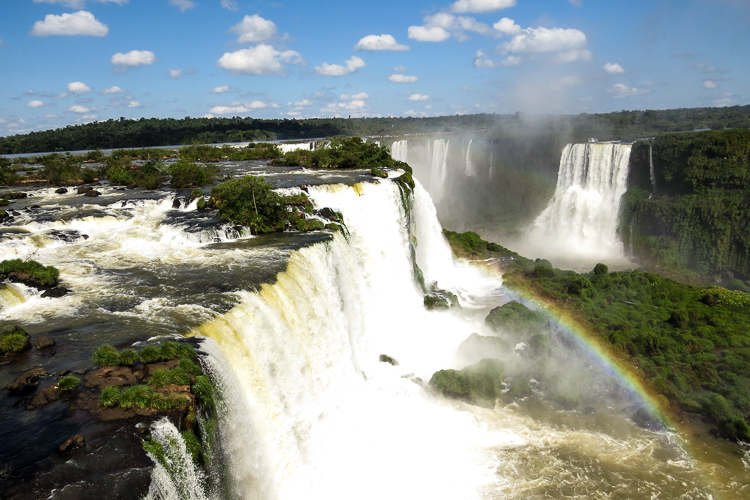 Um belo arco íris nas Cataratas do Iguaçu. Foto: Nilmara Silva