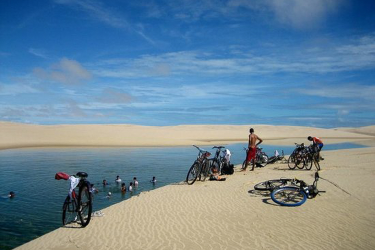 Desbravar as dunas do Parna dos Lençóis Maranhenses é uma aventura digna dos amantes dos pedais. Foto: divulgação/Agência Espírito de Aventura