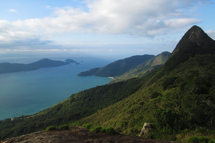 Visual do Pico do Pão de Açúcar, embaixo o Saco do Mamanguá, único fiorde brasileiro. Foto: Duda Menegassi/WikiParques