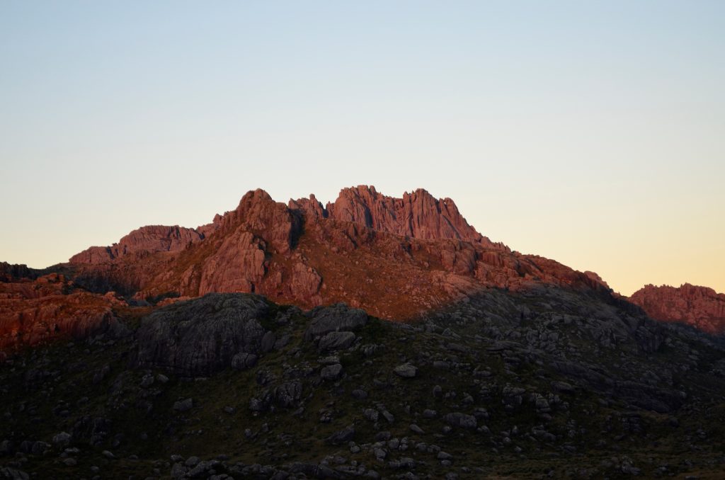 Amanhecer nas Agulhas Negras. Parque Nacional do Itatiaia. Foto: Peterson de Almeida