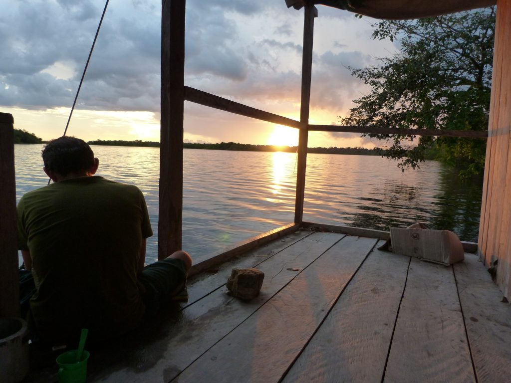 Ribeirinho na balsa. A Reserva de Desenvolvimento Sustentável do Uatumã foi das unidades cujo território foi concedido às populações tradicionais. Foto: Fernando Lima Rodrigues da Cunha
